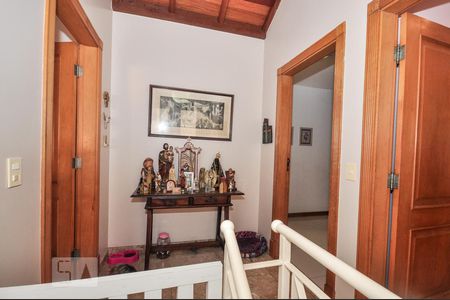 Casa de condomínio à venda com 850m², 4 quartos e 4 vagas Casa de condomínio à venda com 850m², 4 quartos e 4 vagasEscada Acesso ao 2o Andar - Corredor