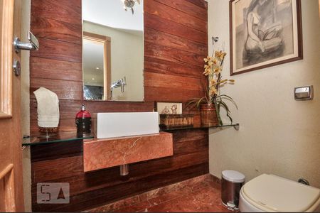 Casa de condomínio à venda com 850m², 4 quartos e 4 vagas Casa de condomínio à venda com 850m², 4 quartos e 4 vagasLavabo