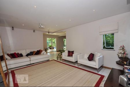 Casa de condomínio à venda com 850m², 4 quartos e 4 vagas Casa de condomínio à venda com 850m², 4 quartos e 4 vagasSala de TV