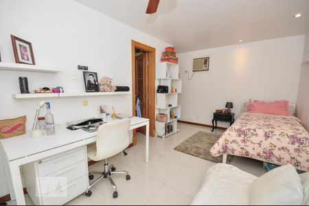 Casa de condomínio à venda com 850m², 4 quartos e 4 vagas Casa de condomínio à venda com 850m², 4 quartos e 4 vagasSuíte 4