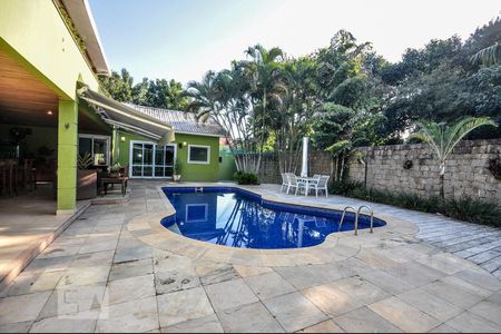 Casa de condomínio à venda com 850m², 4 quartos e 4 vagas Casa de condomínio à venda com 850m², 4 quartos e 4 vagasÁrea Externa - Piscina - Fachada