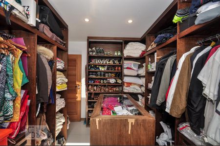 Casa de condomínio à venda com 850m², 4 quartos e 4 vagas Casa de condomínio à venda com 850m², 4 quartos e 4 vagasCloset Suíte 1