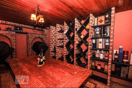 Casa de condomínio à venda com 850m², 4 quartos e 4 vagas Casa de condomínio à venda com 850m², 4 quartos e 4 vagasÁrea Externa - Salão de Jogos - Adega