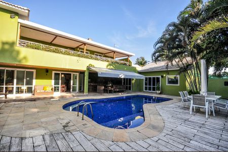 Casa de condomínio à venda com 850m², 4 quartos e 4 vagas Casa de condomínio à venda com 850m², 4 quartos e 4 vagasÁrea Externa - Piscina - Fachada