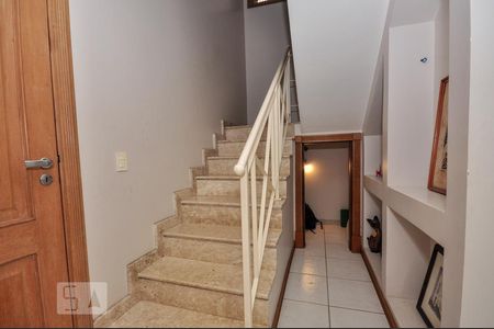 Casa de condomínio à venda com 850m², 4 quartos e 4 vagas Casa de condomínio à venda com 850m², 4 quartos e 4 vagasEscada Acesso ao 2o Andar