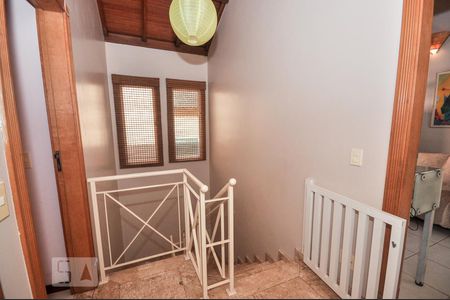 Casa de condomínio à venda com 850m², 4 quartos e 4 vagas Casa de condomínio à venda com 850m², 4 quartos e 4 vagasCorredor Acesso Escada ao 1o Andar