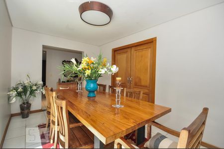 Casa de condomínio à venda com 850m², 4 quartos e 4 vagas Casa de condomínio à venda com 850m², 4 quartos e 4 vagasSala de Jantar