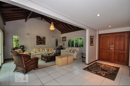 Casa de condomínio à venda com 850m², 4 quartos e 4 vagas Casa de condomínio à venda com 850m², 4 quartos e 4 vagasSala de Estar
