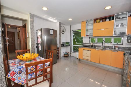 Casa de condomínio à venda com 850m², 4 quartos e 4 vagas Casa de condomínio à venda com 850m², 4 quartos e 4 vagasCozinha