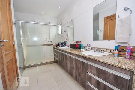 Casa de condomínio à venda com 850m², 4 quartos e 4 vagas Casa de condomínio à venda com 850m², 4 quartos e 4 vagasBanheiro Suíte 1