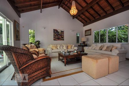 Casa de condomínio à venda com 850m², 4 quartos e 4 vagas Casa de condomínio à venda com 850m², 4 quartos e 4 vagasSala de Estar