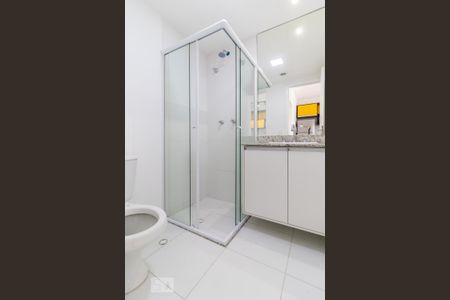 Banheiro de kitnet/studio para alugar com 1 quarto, 36m² em Tamboré, Barueri