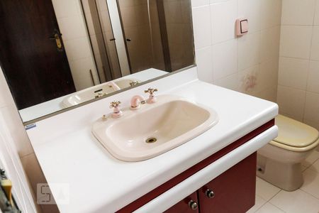 Casa à venda com 215m², 3 quartos e 4 vagas Casa à venda com 215m², 3 quartos e 4 vagasBanheiro suite 2