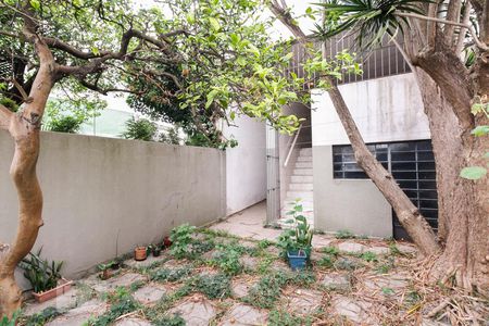 Casa à venda com 215m², 3 quartos e 4 vagas Casa à venda com 215m², 3 quartos e 4 vagasQuintal