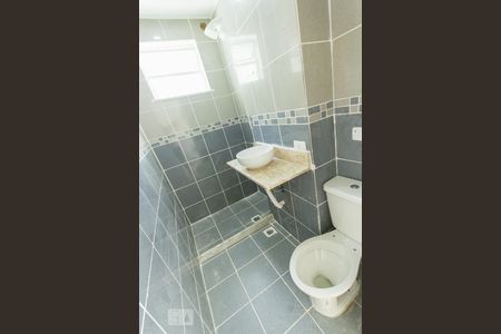 Banheiro de apartamento para alugar com 2 quartos, 48m² em Jacarepaguá, Rio de Janeiro