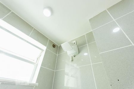 Banheiro de apartamento para alugar com 2 quartos, 48m² em Jacarepaguá, Rio de Janeiro