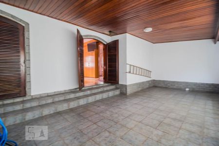 Casa à venda com 430m², 5 quartos e 5 vagas Casa à venda com 430m², 5 quartos e 5 vagasVaranda