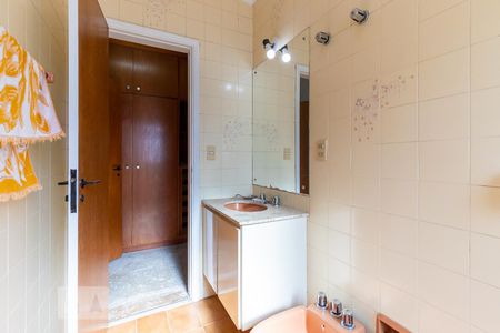 Apartamento para alugar com 250m², 3 quartos e 2 vagas Apartamento para alugar com 250m², 3 quartos e 2 vagasBanheiro suíte 1