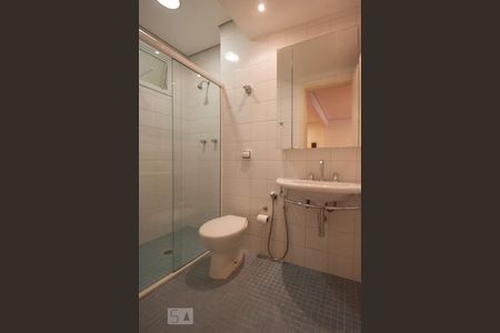 Banheiro de apartamento para alugar com 1 quarto, 65m² em Higienópolis, São Paulo