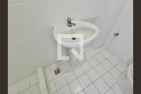 Banheiro social  de kitnet/studio à venda com 1 quarto, 26m² em Copacabana, Rio de Janeiro