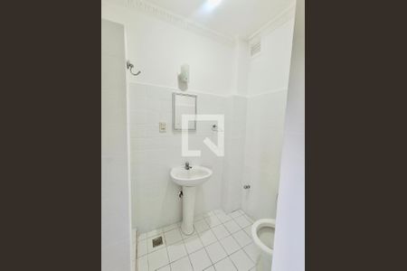 Banheiro social  de kitnet/studio à venda com 1 quarto, 26m² em Copacabana, Rio de Janeiro