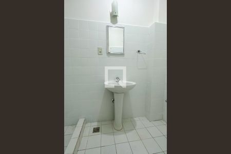 Banheiro de kitnet/studio para alugar com 1 quarto, 26m² em Copacabana, Rio de Janeiro