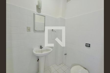 Banheiro social  de kitnet/studio à venda com 1 quarto, 26m² em Copacabana, Rio de Janeiro