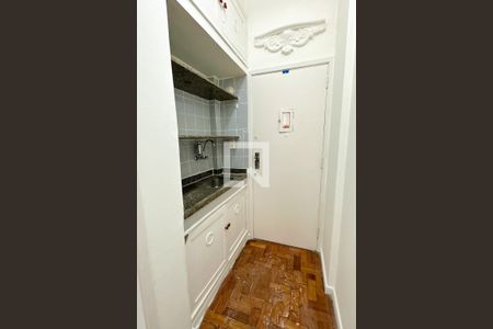 Sala / Cozinha de kitnet/studio para alugar com 1 quarto, 26m² em Copacabana, Rio de Janeiro