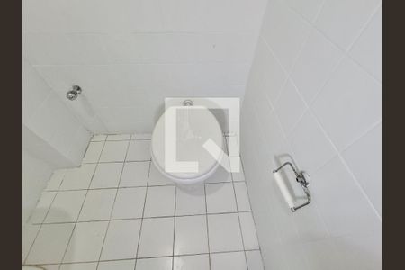 Banheiro social  de kitnet/studio à venda com 1 quarto, 26m² em Copacabana, Rio de Janeiro