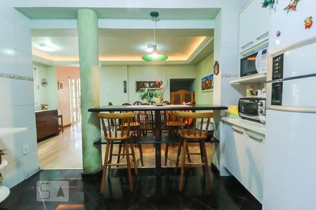 Casa de condomínio à venda com 252m², 3 quartos e 2 vagasCozinha