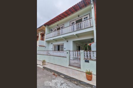 Casa de condomínio à venda com 252m², 3 quartos e 2 vagasFachada