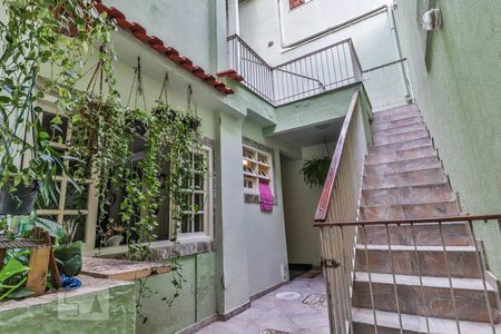 Casa de condomínio à venda com 252m², 3 quartos e 2 vagasEscada para Segundo Andar Externa