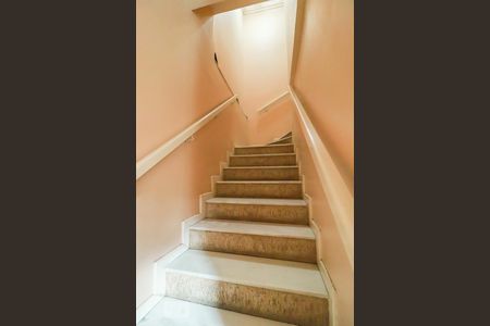 Casa de condomínio à venda com 252m², 3 quartos e 2 vagasEscada para Segundo Andar Interna