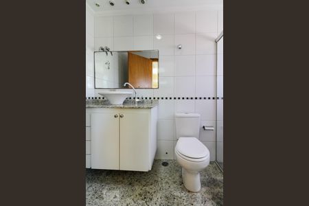 Casa de condomínio para alugar com 450m², 4 quartos e 5 vagasBanheiro Suíte 1