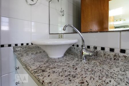 Casa de condomínio para alugar com 450m², 4 quartos e 5 vagasBanheiro Suíte 1