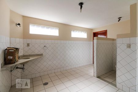 Casa de condomínio para alugar com 450m², 4 quartos e 5 vagasBanheiro e Vestiário Externo