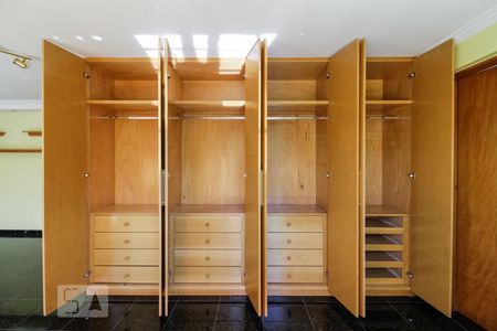 Casa de condomínio para alugar com 450m², 4 quartos e 5 vagasSuíte 1