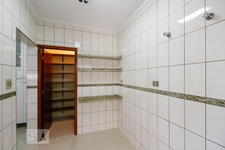 Casa de condomínio para alugar com 450m², 4 quartos e 5 vagasDespensa