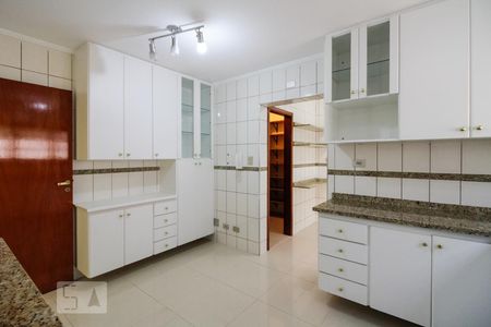 Casa de condomínio para alugar com 450m², 4 quartos e 5 vagasCozinha