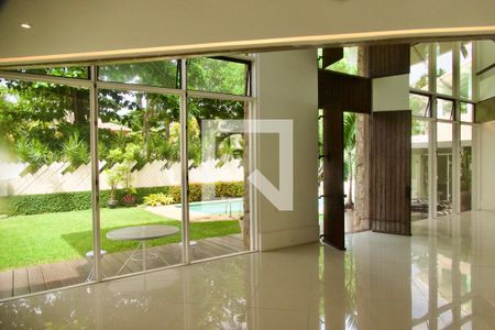 Sala de casa de condomínio para alugar com 5 quartos, 480m² em Barra da Tijuca, Rio de Janeiro