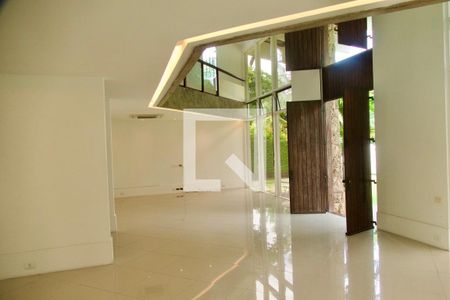 Sala de casa de condomínio para alugar com 5 quartos, 480m² em Barra da Tijuca, Rio de Janeiro