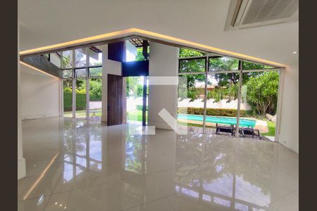 Sala de casa de condomínio para alugar com 5 quartos, 480m² em Barra da Tijuca, Rio de Janeiro