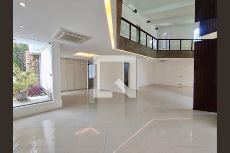 Sala de casa de condomínio para alugar com 5 quartos, 480m² em Barra da Tijuca, Rio de Janeiro