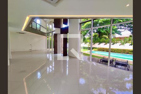 Sala de casa de condomínio para alugar com 5 quartos, 480m² em Barra da Tijuca, Rio de Janeiro