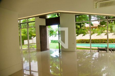 Sala de casa de condomínio para alugar com 5 quartos, 480m² em Barra da Tijuca, Rio de Janeiro