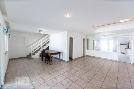 Sala de casa de condomínio para alugar com 4 quartos, 240m² em Vargem Pequena, Rio de Janeiro
