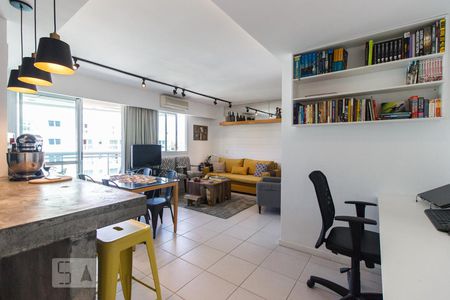 Sala de apartamento à venda com 1 quarto, 90m² em Barra da Tijuca, Rio de Janeiro