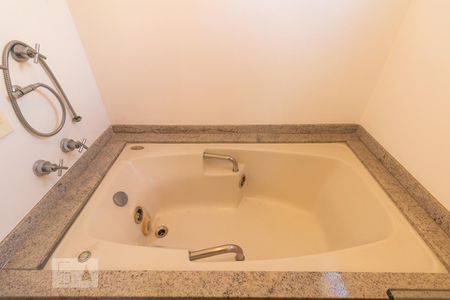 Apartamento à venda com 240m², 3 quartos e 3 vagas Apartamento à venda com 240m², 3 quartos e 3 vagasSuíte