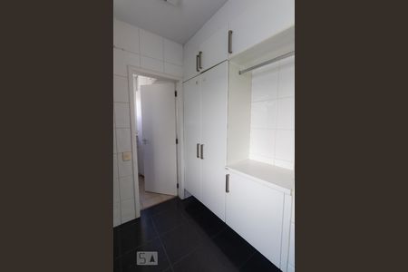 Apartamento à venda com 240m², 3 quartos e 3 vagas Apartamento à venda com 240m², 3 quartos e 3 vagasÁrea de Serviço