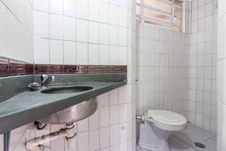 Banheiro de kitnet/studio para alugar com 1 quarto, 20m² em Butantã, São Paulo